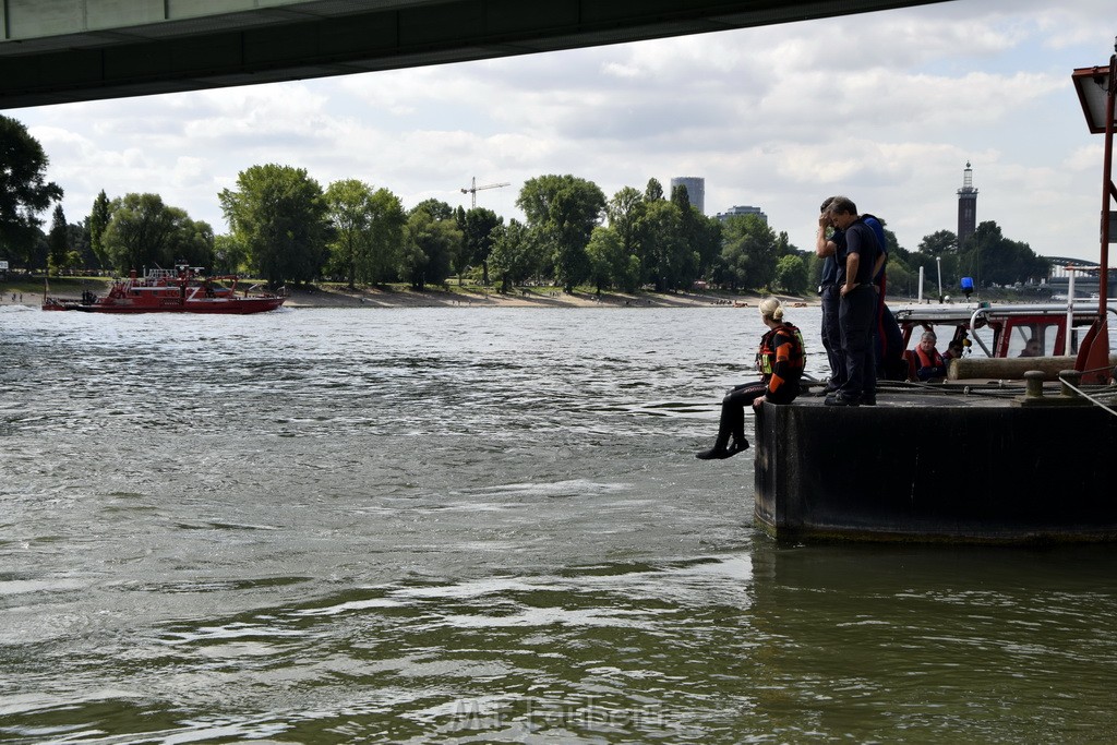 Uebung BF Taucher und Presse Koeln Zoobruecke Rhein P243.JPG - Miklos Laubert